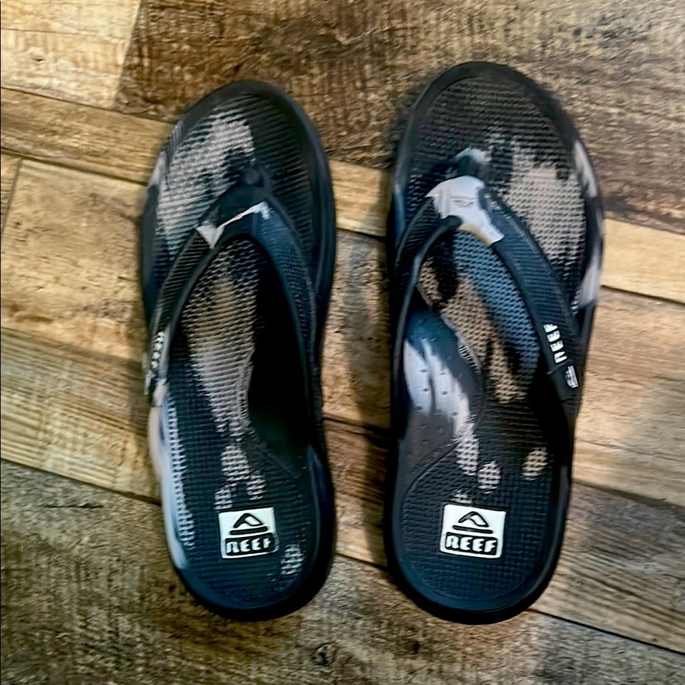 Reef Black and taupe marble print “Oasis” flip flops